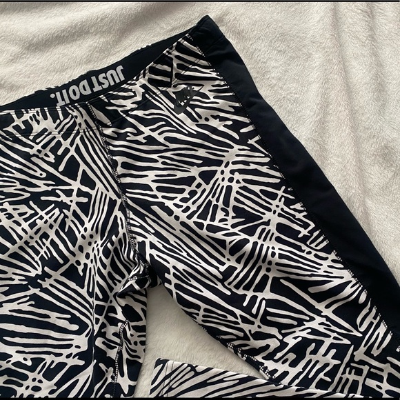 Women’s NIKE Leggings L - Picture 5 of 7